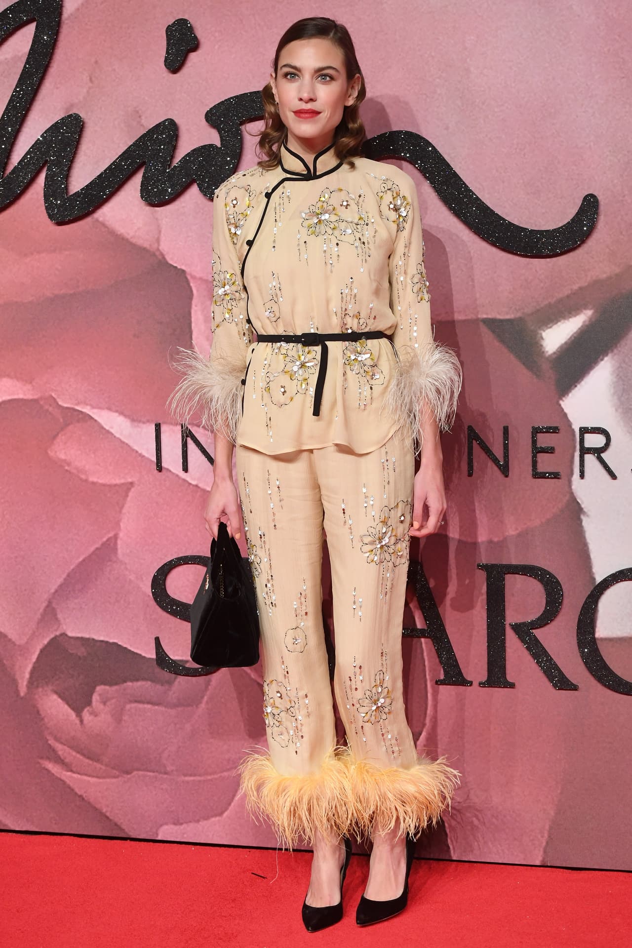 Alexa Chung, es una celebridad de las redes sociales que es alabada por introducir riesgos y otras siluetas en la moda. A los premios británicos se atrevió a ir con un kimono de seda y brocados con peluche en mangas y botas.