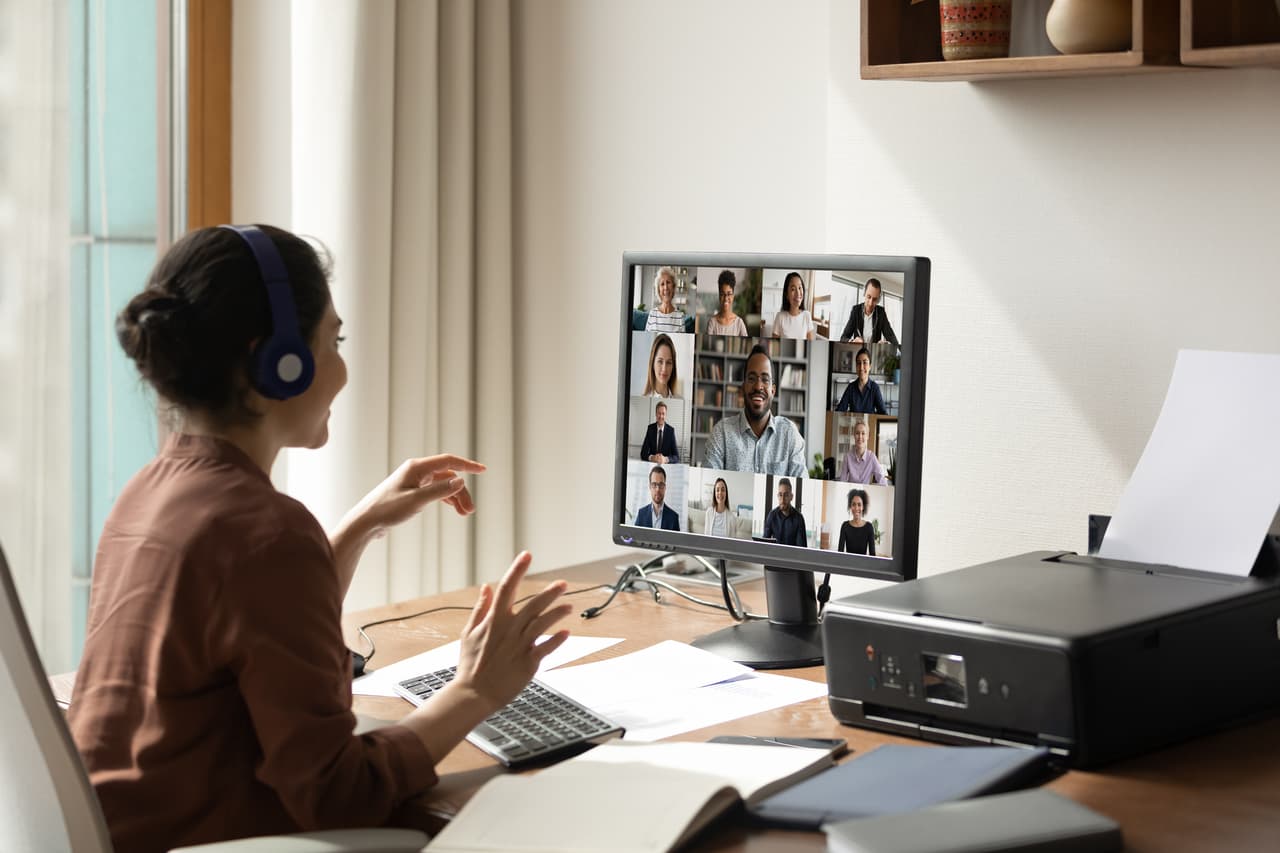 <h3 class="cms-H3-H3">7. Los productos digitales</h3>
<br>
<br>¿A qué nos referimos cuando hablamos de un producto digital? A imprimibles, obras de arte e incluso cursos en línea. Plataformas como WordPress, eBay y Etsy ofrecen esta opción. De acuerdo con la compañía Oberlo, había 2,140 millones de compradores digitales en todo el mundo para 2021. 
<br>