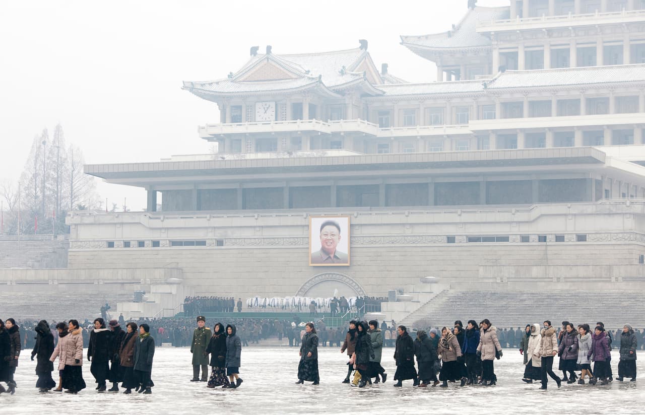 <b>La plaza de Kim Il Sung. </b>Pyongyang es la capital de un país hermético, rodeado de mitos, misterio y recelo, lo que la convierte en un destino único. "Actualmente tendremos cerca de 50,000 visitantes al año", comentó a la agencia de noticias EFE el norcoreano de origen español Alejandro Cao de Benó, representante del país en las relaciones con occidente y delegado especial para el Comité de Relaciones Culturales de Corea del Norte.