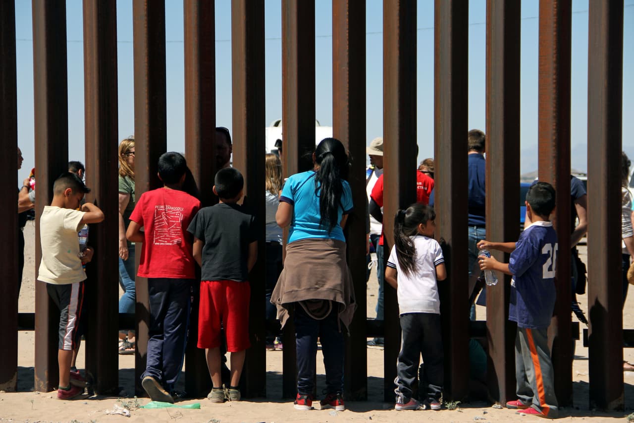 Estados Unidos no está entre los primeros 20 países que más reciben inmigrantes. De acuerdo con los datos de la Organización de las Naciones Unidas (ONU), EEUU ocupa el puesto número 39 entre las naciones con más población de origen extranjero. Un 15.3% de la población del país nació en el extranjero, según datos de la Oficina del Censo. 
<a href="https://www.univision.com/noticias/estados-unidos/estados-con-mas-inmigrantes-en-eeuu-fotos">Estos son los estados con mayor población inmigrante. </a>
<br>
<br>Para determinar cuáles eran los países con mayor población inmigrante, el portal 247WallSt.com usó los datos de la ONU. La clasificación es en función de la población migrante nacida en el extranjero y el porcentaje que representan en el total, de acuerdo con cifras de 2020.
<br>