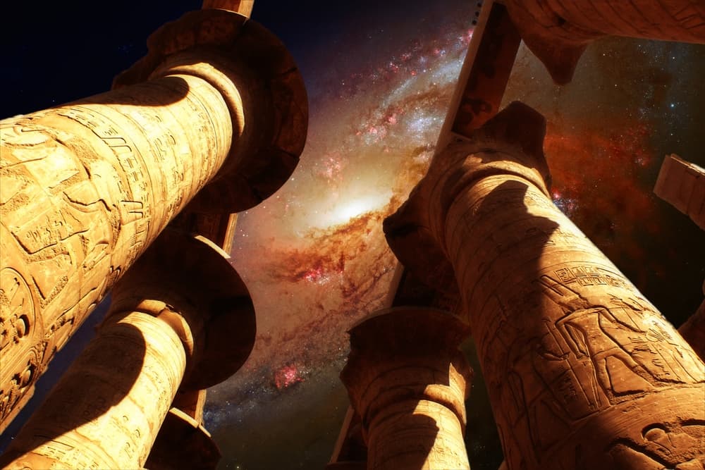Se han encontrado restos arqueológicos de hace más de 25 000 años que indican como esta disciplina era ya conocida en la antigüedad. En esos años el cielo era un libro abierto donde se veían claramente las estrellas puesto que, al no existir luces en las ciudades, ni “smog” ni factores contaminantes los antiguos se guiaban por las constelaciones para orientarse y viajar en los desiertos, navegar, y tratar de predecir eventos, como las mareas, eclipses y otros fenómenos naturales.