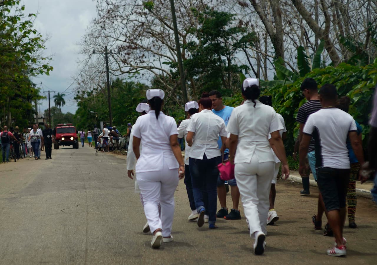 Un grupo de enfermeras se acerca a la zona del accidente a las afueras de La Habana.