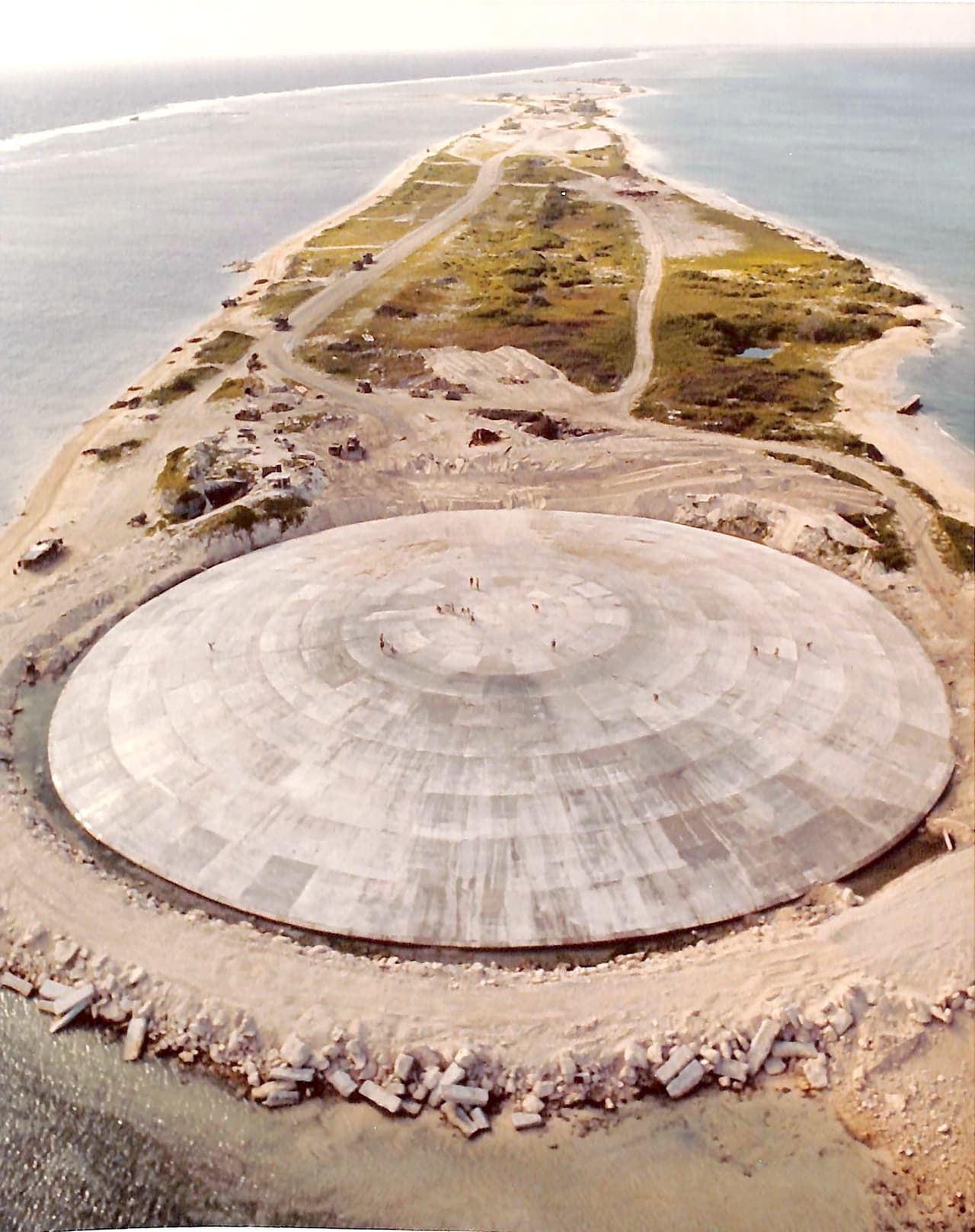 Desde 1977 hasta 1980, los desechos nucleares sueltos y los residuos del suelo fueron recolectados de seis islas diferentes del arrecife. Se mezclaron con concreto y se almacenaron.