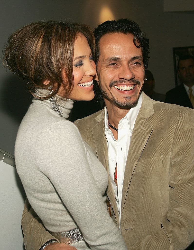 A poco más de un año de casados, el romance seguía en pleno: la pareja era incapaz de ocultar la felicidad y la química que los unía. En septiembre del 2005 asistieron juntos a la premiere de 'An Unfinished Life' en Nueva York. (Foto: Evan Agostini/Getty Images).
<br>