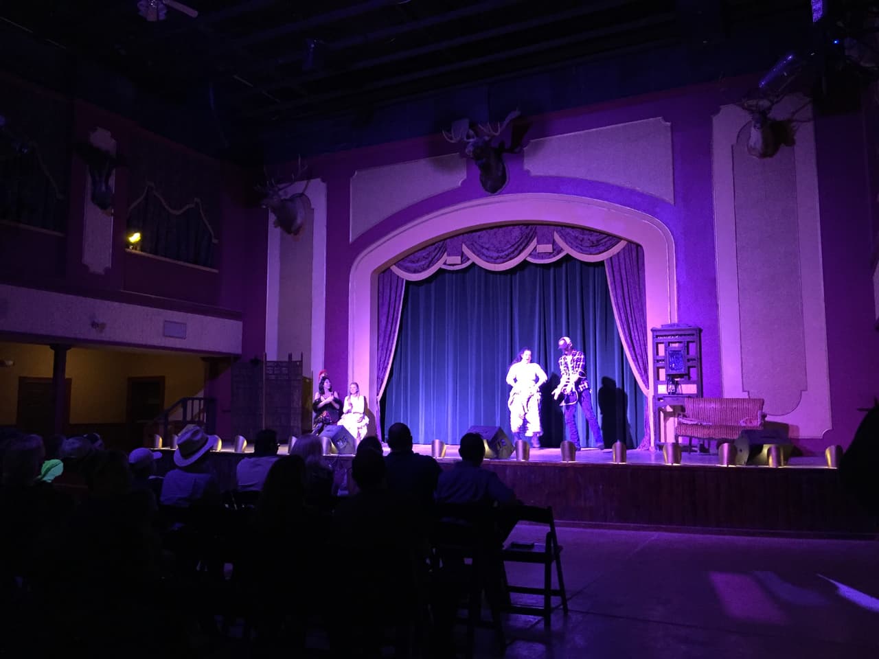 Uno de los shows se realiza en uno de los salones del viejo poblado.
