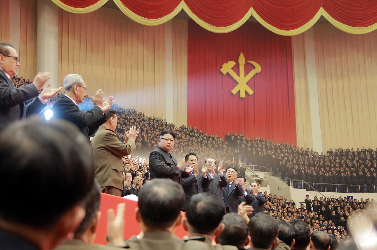 El líder norcoreano, Kim Jong-Un, es el cento de atención de un evento del partido de los trabajadores de Corea del Norte, en Pyongyang. 28 de diciembre de 2016.