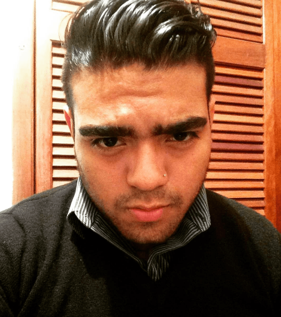 Jairo Johan Ortiz Bustamante tenía 19 años y fue la primera víctima de la represión en esta nueva ola de protestas en Venezuela contra el gobierno de Nicolás Maduro. Falleció de un disparo en el pecho el 6 de abril por la noche durante una protesta en Montaña Alta, estado de Miranda. Según reportaron los medios locales, un policía fue acusado de su muerte y detenido. Ortiz era estudiante y quería irse en junio a vivir a Colombia.