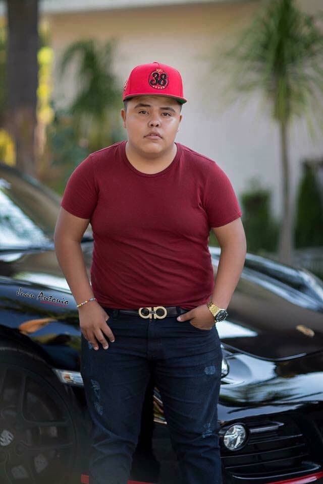 El mismo caso del youtuber de 17 años, llamado 'El Pirata de Culiacán', quien a mediados de 
<b><a href="https://www.univision.com/entretenimiento/ejecutan-a-el-pirata-de-culiacan-famoso-youtuber-del-regional-mexicano" target="_blank">diciembre de 2017 fue asesinado por dos invididuos dentro de un bar</a></b> de Guadalajara, Jalisco. De acuerdo a la Fiscalía de Jalisco se siguen varias líneas y una carpeta de investigaciones sobre el caso.