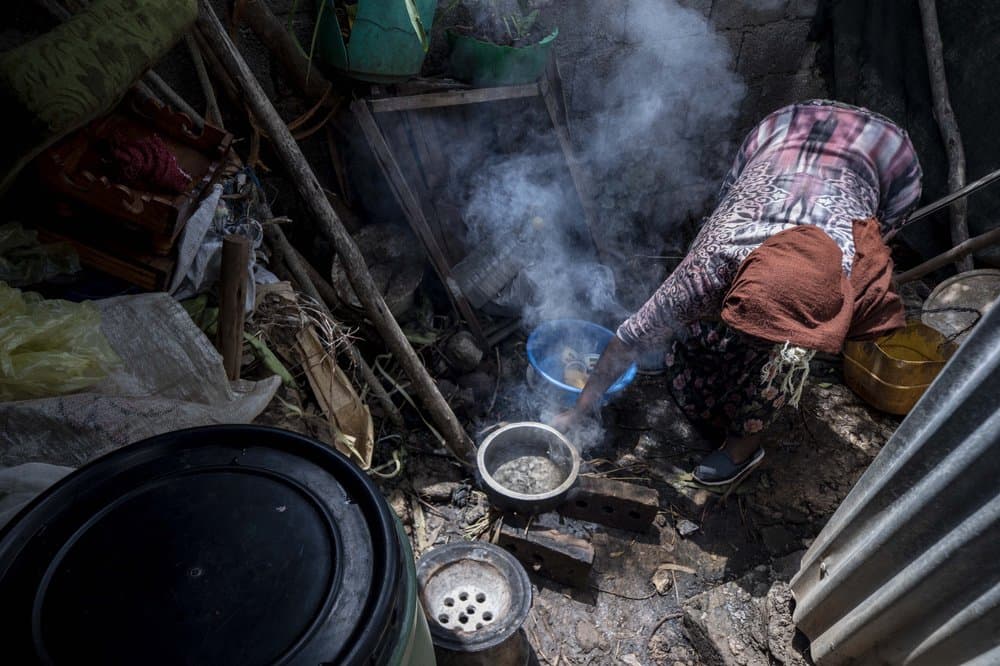 Amsale Hailemariam prepara comida para su familia en su pequeña carpa en la capital Addis Abeba, Etiopía, el viernes 26 de junio de 2020