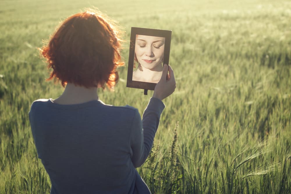 La joven nunca había visto un espejo y cuando se vio reflejada lloró de emoción, pero recordó entonces las palabras de su madre y sonrió alegrándose mucho al ver a su madre sonreír desde el otro lado”.
<br>