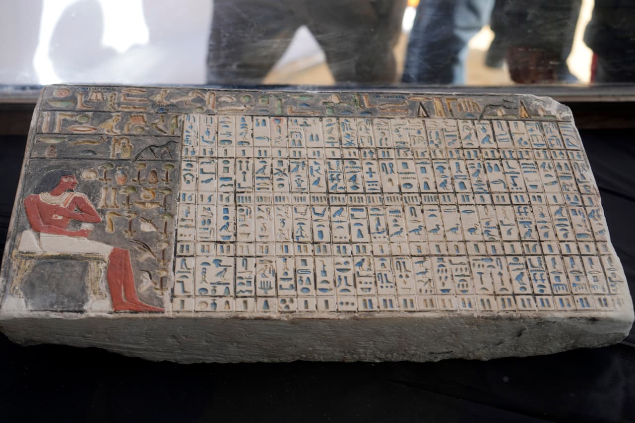 Entre los objetos hallados, se encontraron milenarios grabados que podrían ayudar a descifrar los misterios del antiguo Egipto, explicaron los arqueólogos que participaron en la excavación.