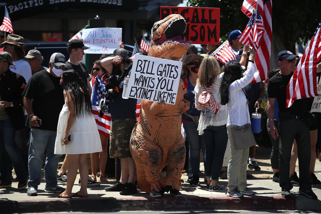 <b>“Bill Gates quiere que te extingas como yo”,</b> un mensaje que llevó un manifestante disfrazado de dinosaurio a una protesta en San Diego, California. 26 de abril.