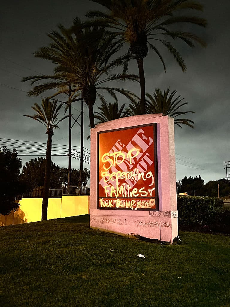 En Paramount, un letrero promocional de Home Depot quedó marcado con un mensaje pintado con aerosol que en español lee: 
<b>"Detengan la separación de familias"</b>, seguido de insultos al presidente republicano Donald Trump.