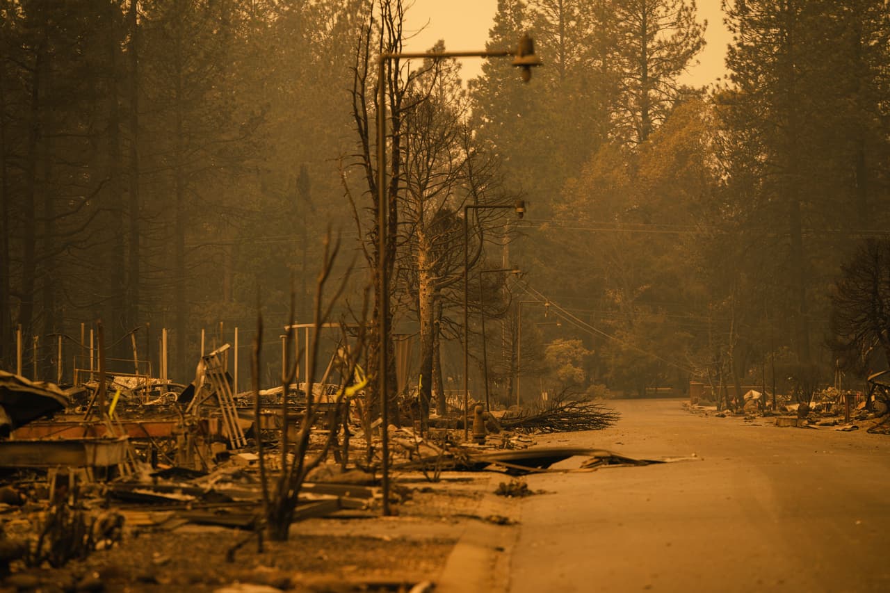 Las autoridades informaron que el fuego arrasó la ciudad de Paradise en cuestión de minutos. Algunos residentes lograron escapar manejando sus autos a través de las llamas.