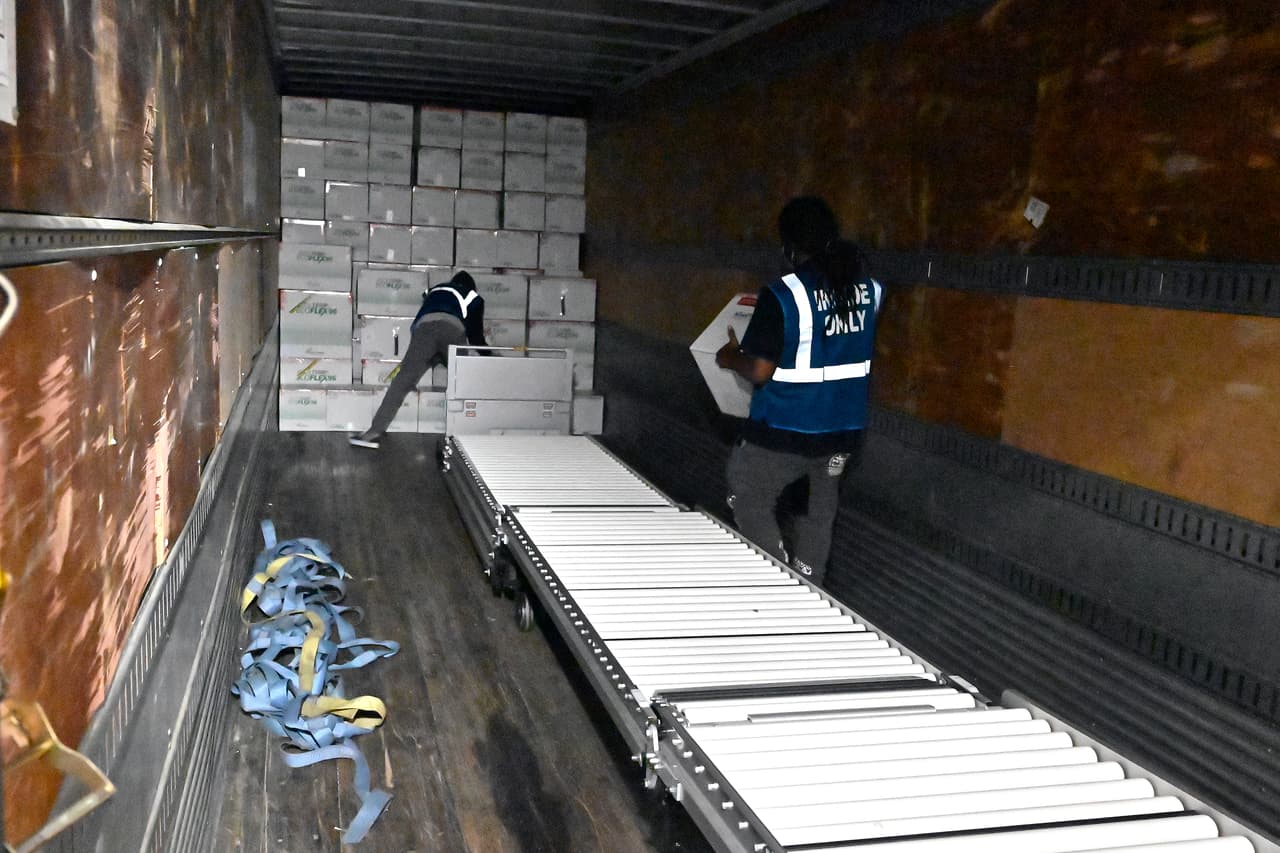 La vacuna de Johnson & Johnson recibió la 
<a href="https://www.univision.com/noticias/coronavirus/pandel-de-expertos-respalda-la-vacuna-de-johnson-johnson-contra-el-covid-19">autorización de emergencia</a> por parte de la Administración de Medicamentos y Alimentos (FDA) este fin de semana, con lo que se convierte en la tercera que puede distribuirse en el país, después de las de Pfizer/BioNTech y Moderna. Este lunes, un 
<a href="https://www.univision.com/noticias/salud/cdc-aplicacion-vacunas-covid-19-coronavirus-johnson-johnson">panel de expertos</a> de los Centros para el Control y Prevención de Enfermedades (CDC) dio su aval para que se empiece a distribuir y administrar a la población.