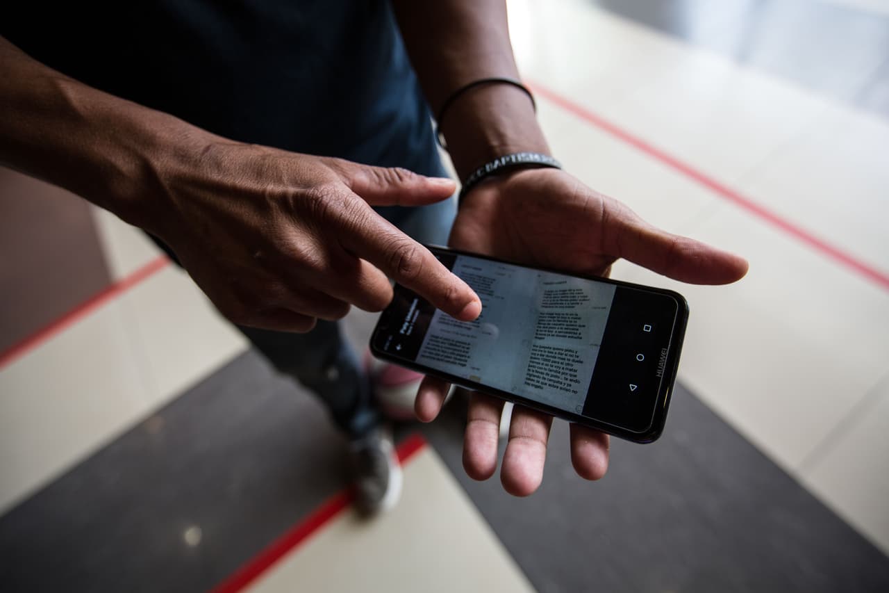 Un padre guatemalteco muestra los mensajes de texto con el que grupos criminales amenazaron a su familia e intentaron secuestrar a la hija adolescente desde su propio colegio. Ellos aseguran que su familia en Estados Unidos puede ayudarles a pagar un abogado que los represente, pero hasta ahora no han podido conseguir a ninguno que tome su caso.