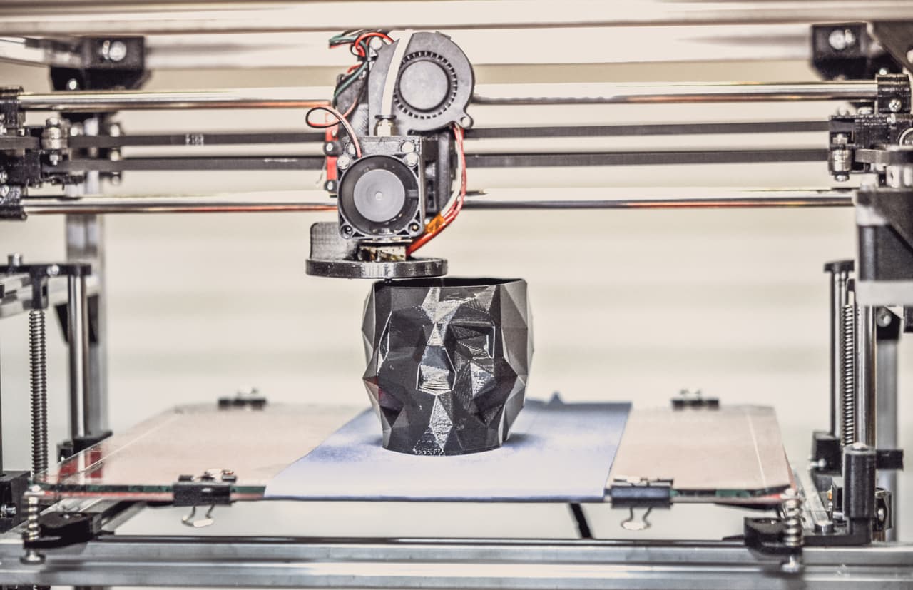 <b>Impresoras 3D.</b> Estas máquinas construyen objetos de diseños complejos superponiendo capas de material, una técnica que se usó por primera vez para la fabricación de mapas topográficos hace más de un siglo. Aunque esta tecnología se conoce desde la década de 1980, en los últimos años su avance ha permitido fabricar partes de automóviles, casas o zapatos, y será esencial en el desarrollo de órganos artificiales.
