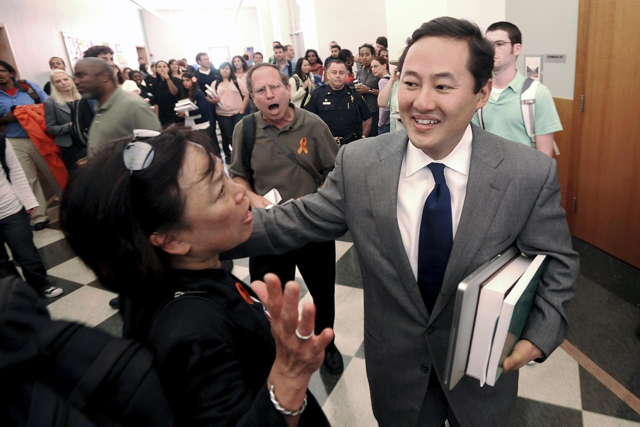 <b>JOHN YOO</b>
<br>
<br>
<b>ENTONCES:</b> Como ayudante del fiscal general en la Oficina de Asesoría Jurídica del Departamento de Justicia, Yoo proporcionó gran parte de los fundamentos jurídicos de la Guerra contra el Terrorismo. Argumentó que los "combatientes enemigos" capturados en Afganistán no necesitaban recibir el estatus de prisioneros de guerra; que el presidente podía autorizar las escuchas telefónicas sin orden judicial de ciudadanos estadounidenses en suelo americano; que el uso de "técnicas de interrogatorio mejoradas", como el waterboarding, estaba dentro del poder del presidente en tiempos de guerra.
<br>
<br>
<b>AHORA:</b> Yoo es profesor de la Facultad de Derecho de la Universidad de California en Berkeley. Sigue siendo un firme defensor de las prerrogativas presidenciales; en 2020, su libro "Defender in Chief: Donald Trump's Fight for Presidential Power" argumentaba que la visión de Trump sobre la presidencia estaba en línea con la de Washington, Jefferson, Madison y Hamilton.