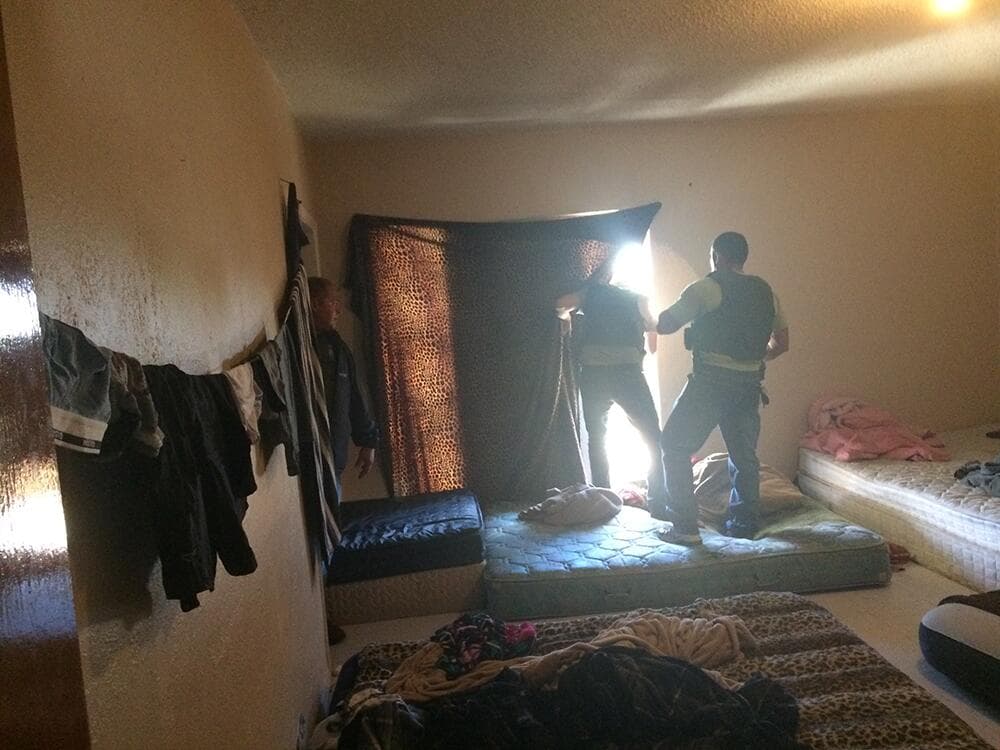 Otro de los peligros son los llamados centros de secuestro, son casas o depósitos en ciudades de Estados Unidos en donde los inmigrantes son retenidos hasta recibir un pago adicional por el pase. Las autoridades dicen que muchos inmigrantes cruzan en búsqueda de asilo, sin embargo en estos momentos la administración de Biden insiste que deben evitar el cruce ya que serán deportados.