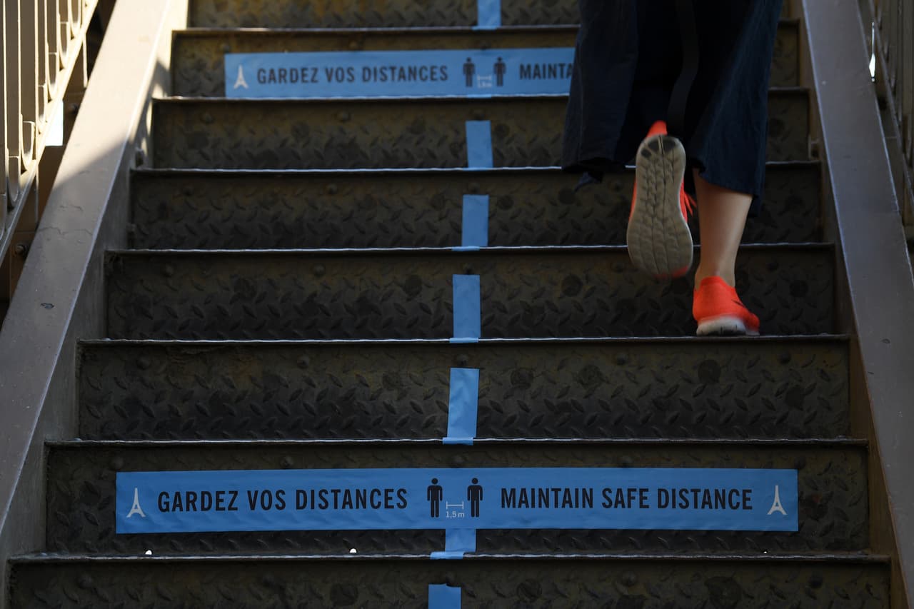 Las indicaciones de distancia social en los escalones de la torre. "!Es perfecto! ¡Es una visita VIP!", dijo a la agencia EFE la turista Vanessa Vila, sorprendida por la poca afluencia, inusual en esta época del año.