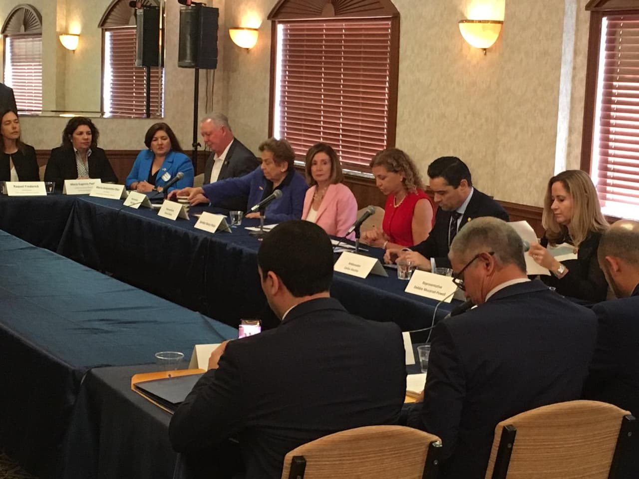 El embajador Veccio pidió al gobierno estadounidense más apoyo para el pueblo venezolano y que no se subestime la amenaza que representa Nicolás Maduro para la región. También insistió en que hay que responsabilizar a Cuba y Rusia por su presencia activa en Venezuela.
<br>