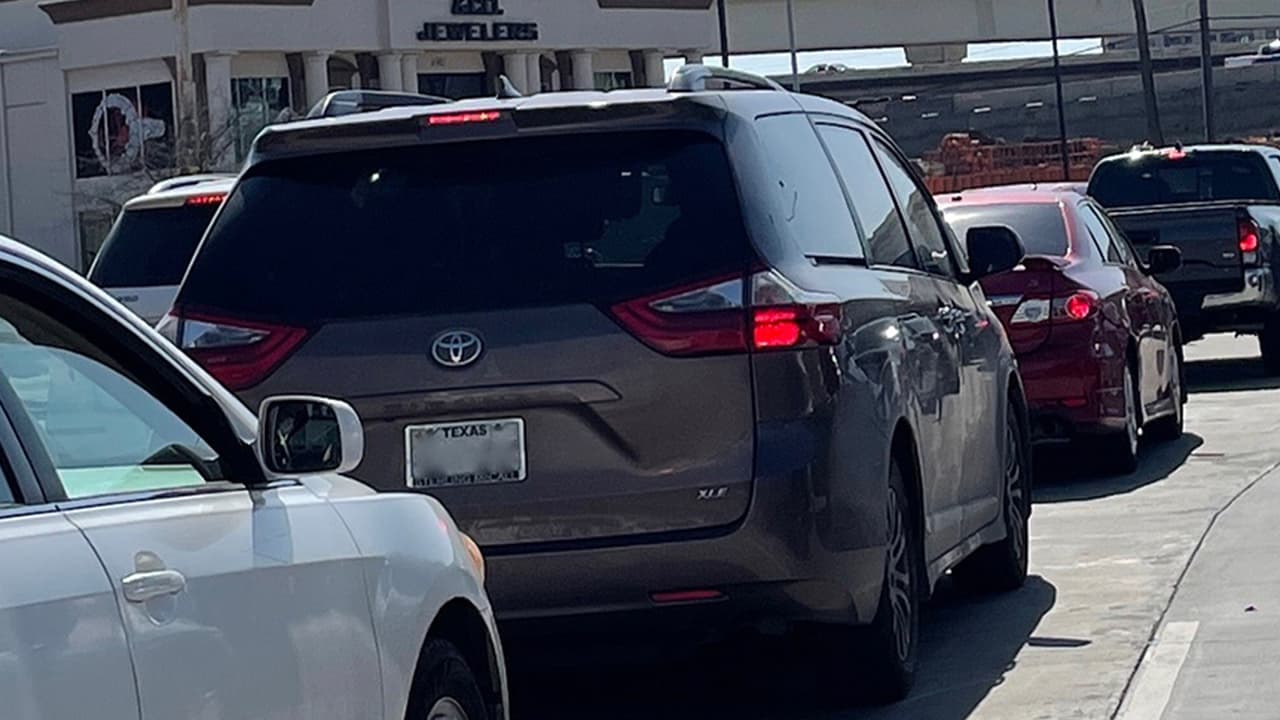 El poseer 
<a href="https://www.univision.com/local/houston-kxln/robo-televisores-walmart-houston">placas fraudulentas</a> se sanciona con multas o arrestos, y las personas tienen que presentarse en corte.