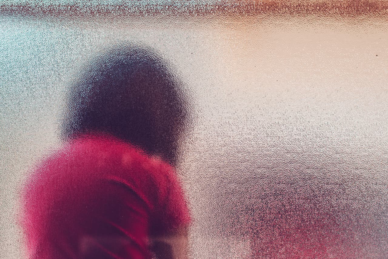 La Agencia Reguladora de Alimentos (FDA) lanzó una advertencia en 2010 
<a href="https://www.vice.com/en_uk/article/kwxq3w/parents-are-giving-their-children-bleach-enemas-to-cure-them-of-autism-311">contra el uso de este producto</a>. Los padres, sin embargo, continúan empleándolo, apoyándose en grupos donde se promueve la idea de que el autismo está ocasionado por parásitos que pueden ser aniquilados. Los trastornos del espectro autista no se curan, y 
<b>cualquier remedio que prometa acabar con ellos es un fraude</b>.