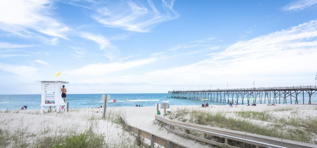 Encuentra las mejores playas del estado, 
<b><a href="https://www.univision.com/local/north-carolina-wuvc/mejores-playas-carolina-del-norte-2024-fotos">aquí</a></b>.