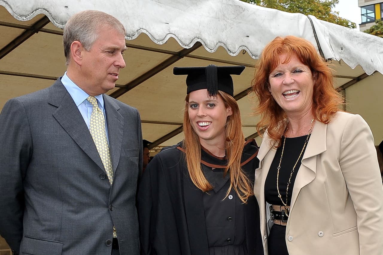 El príncipe Andrés, de 59 años, es exesposo de Sarah Ferguson, duquesa de York, con quien procreó a las 
<b><a href="https://www.univision.com/entretenimiento/es-princesa-trabaja-tiene-instagram-y-se-casa-con-un-tequilero-tienes-que-conocer-a-eugenie" target="_blank">princesas Eugenie y Beatrice</a></b>.