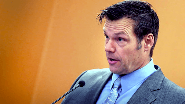 ¿Quién es Kris Kobach, el hombre que asesoró el plan del muro de Donald Trump?