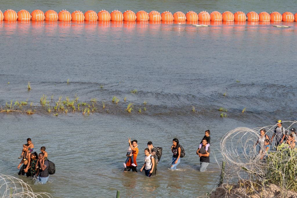 "Estamos cruzando una línea hacia lo inhumano": las situaciones más escalofriantes en la denuncia de abusos de migrantes en la frontera