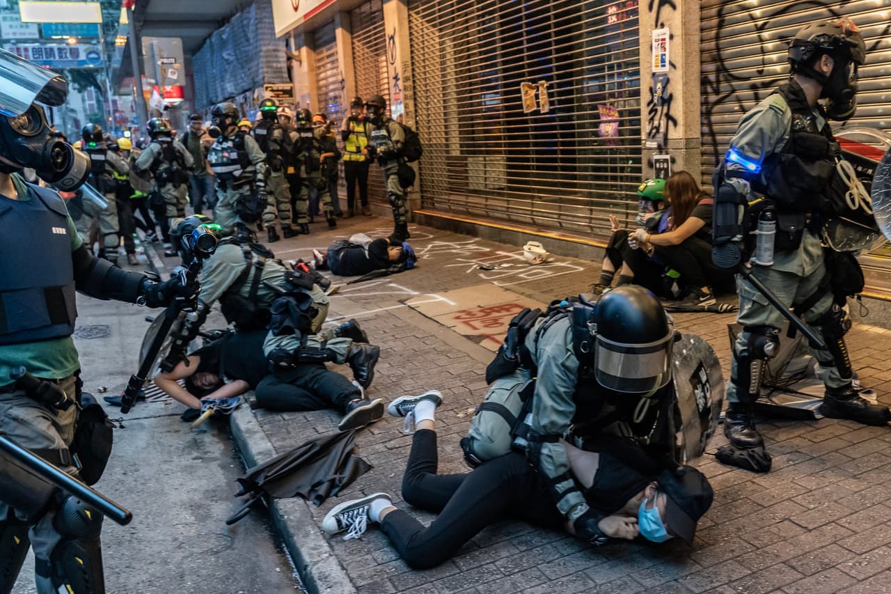 <b>Hong Kong, los jóvenes en la calle por la libertad.</b> La policía arresta a un grupo de manifestantes el 6 de octubre de 2019 en el distrito de Wan Chi de Hong Kong. Los residentes de esta región administrativa especial de China, 
<a href="https://www.univision.com/noticias/mundo/disparos-y-destruccion-hacen-de-hong-kong-un-campo-de-batalla-el-mismo-dia-en-que-pekin-celebra-70-anos-de-comunismo-fotos">continúan en las calles después de cuatro meses</a>. Este país marcó el inicio de las protestas por reivindicaciones en todo el mundo.