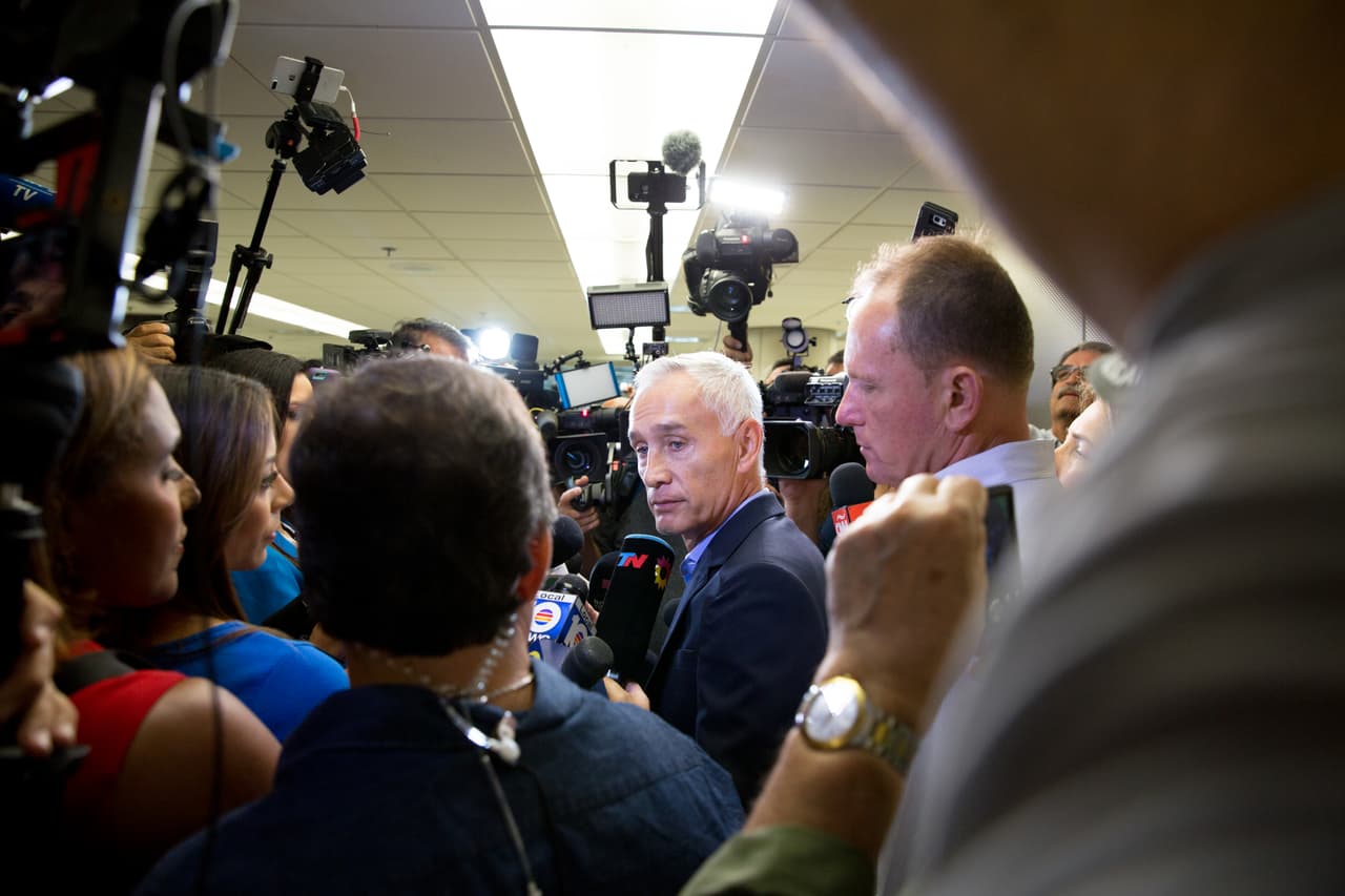<b>Jorge Ramos,</b> periodista mexicanoestadounidense de la cadena Univision. El 25 de febrero de 2019 fue detenido en el Palacio de Miraflores de Caracas, 
<a href="https://www.univision.com/noticias/america-latina/en-fotos-jorge-ramos-y-su-equipo-regresan-a-eeuu-tras-ser-deportados-de-venezuela-por-orden-de-maduro-fotos">junto a cinco compañeros de la televisora que fueron a Caracas a entrevistar a Nicolás Maduro</a>. Luego de varias preguntas incómodas, Maduro interrumpió la entrevista y ordenó el decomiso de los equipos y la grabación. Los comunicadores permanecieron detenidos e incomunicados durante tres horas y fueron deportados al día siguiente.