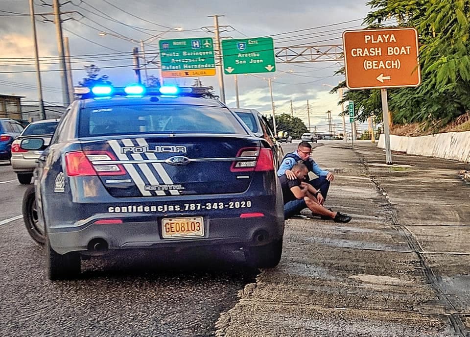 Esta imagen compartida por el médico Gustavo A. Laabes González
<b> </b>ha generado un revuelo en las redes sociales. 
<a href="https://www.univision.com/puerto-rico/wlii/noticias/policia/la-historia-detras-de-la-foto-viral-de-un-policia-que-consuela-a-un-hombre-en-la-via">Aquí te contamos la historia detrás de esta imagen.</a>