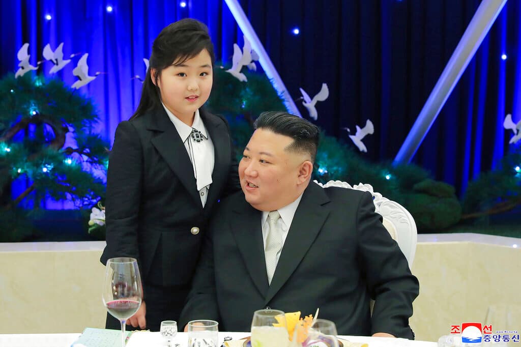 En esta imagen, distribuida por el gobierno de Corea del Norte, se ve al líder del país, Kim Jong Un, junto a su hija, durante un fiesta para conmemorar el 75to aniversario de la fundación del Ejército Popular de Corea