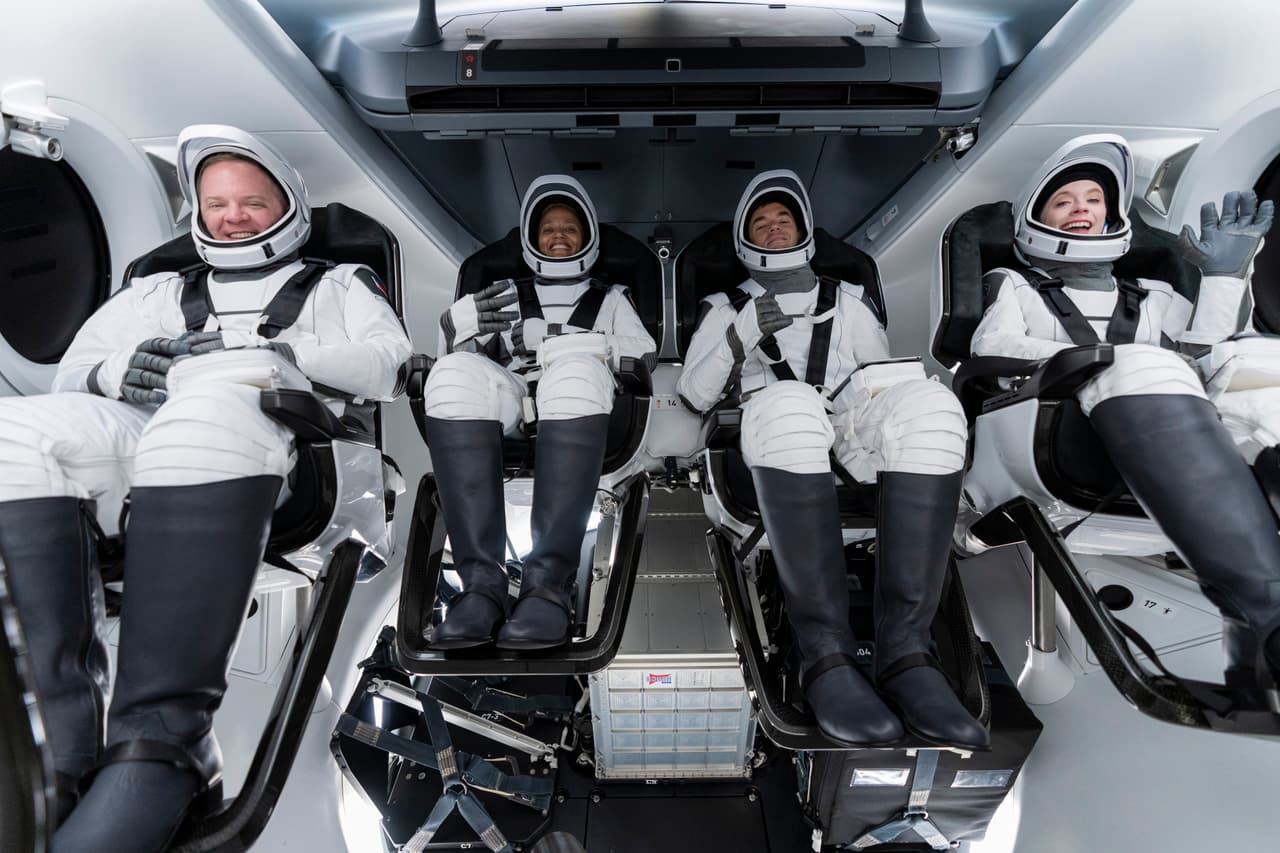 De izquierda a derecha a Chris Sembroski, Sian Proctor, Jared Isaacman y Hayley Arceneaux sentados en la cápsula Dragon en Cabo Cañaveral, Florida. 
<br>
<br>La primera en ser seleccionada fue Hayley Arceneaux, sobreviviente de cáncer cuando era niña, con una prótesis de hueso en una de sus piernas y asistente médico del mismo hospital donde se trató su enfermedad (el St. Jude). Ocupará el puesto denominado ‘esperanza’.