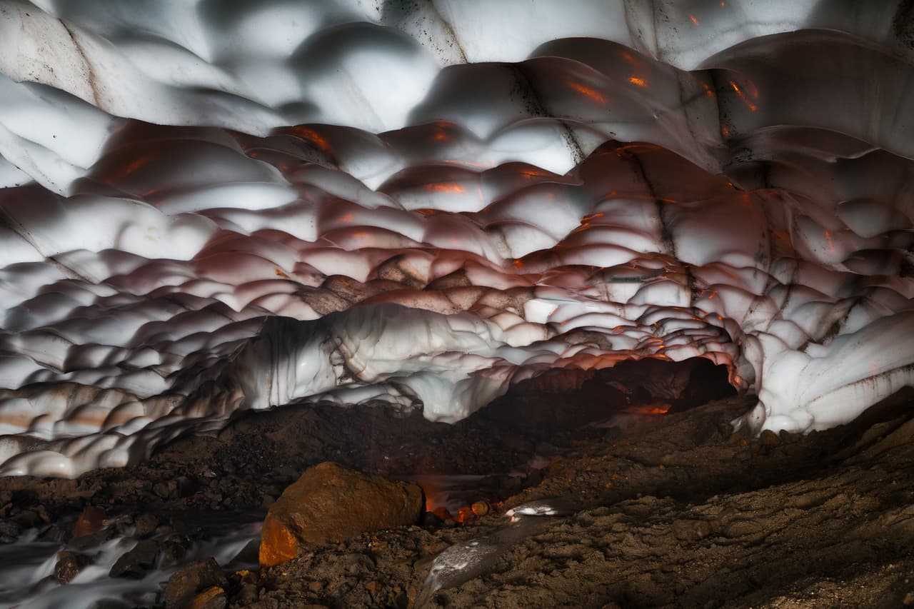 <h3 class="cms-H3-H3">Cuevas de Kamchatka, Rusia</h3>
<br>
<br>Encontrada en la península del lejano oriente de Kamchatka en Rusia, esta cueva de hielo está cerca del volcán activo Mutnovsky. Un arroyo fluye debajo de los campos glaciares en el fondo del volcán y el glaciar que se derrite deja pasar la luz del sol creando un espectáculo de colores dentro de la cueva.
<br>