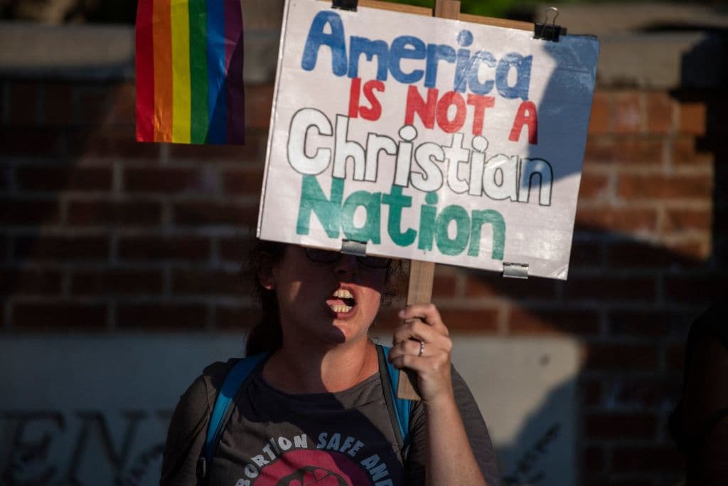 <b>"Estados Unidos no es un país cristiano". </b>
<br>
<br>Muchos de los que están a favor de los derechos de las mujeres a decidir consideran que esta decisión de la Corte está movida, en el fondo, 
<b>por una moral religiosa siendo Estados Unidos un país laico</b> en el que cohabitan millones de personas de diferentes credos religiosos.