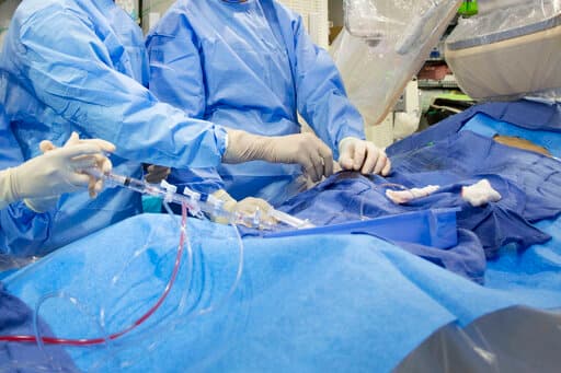 La medicación puede ser tan efectiva como las cirugías para prevenir los ataques al corazón en pacientes con arterias coronarias bloqueadas