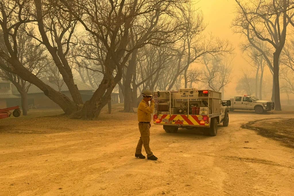 Incendios forestales fuera de control obligan a cerrar una instalación de armas nucleares en Texas