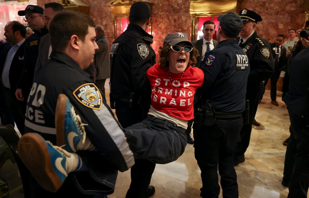 La policía de Nueva York detuvo a 98 manifestantes del grupo Voz Judía por la Paz en el vestíbulo de la Torre Trump este jueves 13 de marzo.