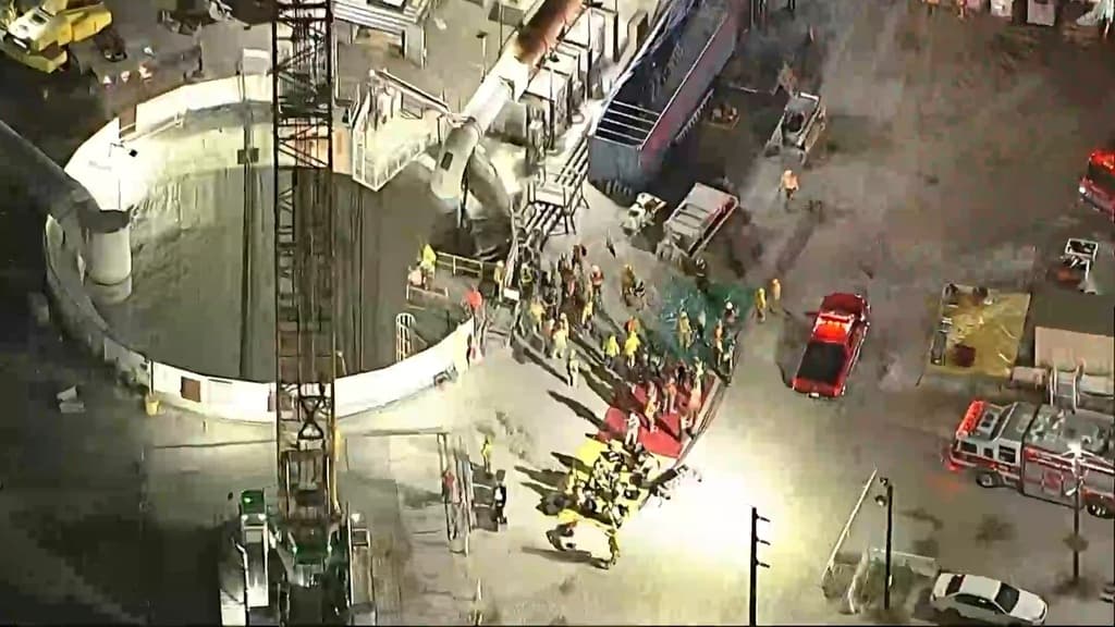 Esta imagen, tomada de un video distribuido por KABC/ABC7 Los Angeles, muestra la zona de la emergencia, en un proyecto de construcción del Departamento de Saneamiento del condado de Los Ángeles, en la zona industrial de Wilmington. Los obreros estaban a unos 121 metros (400 pies) bajo tierra cuando ocurrió el colapso parcial del túnel, poniendo en riesgo su salida.