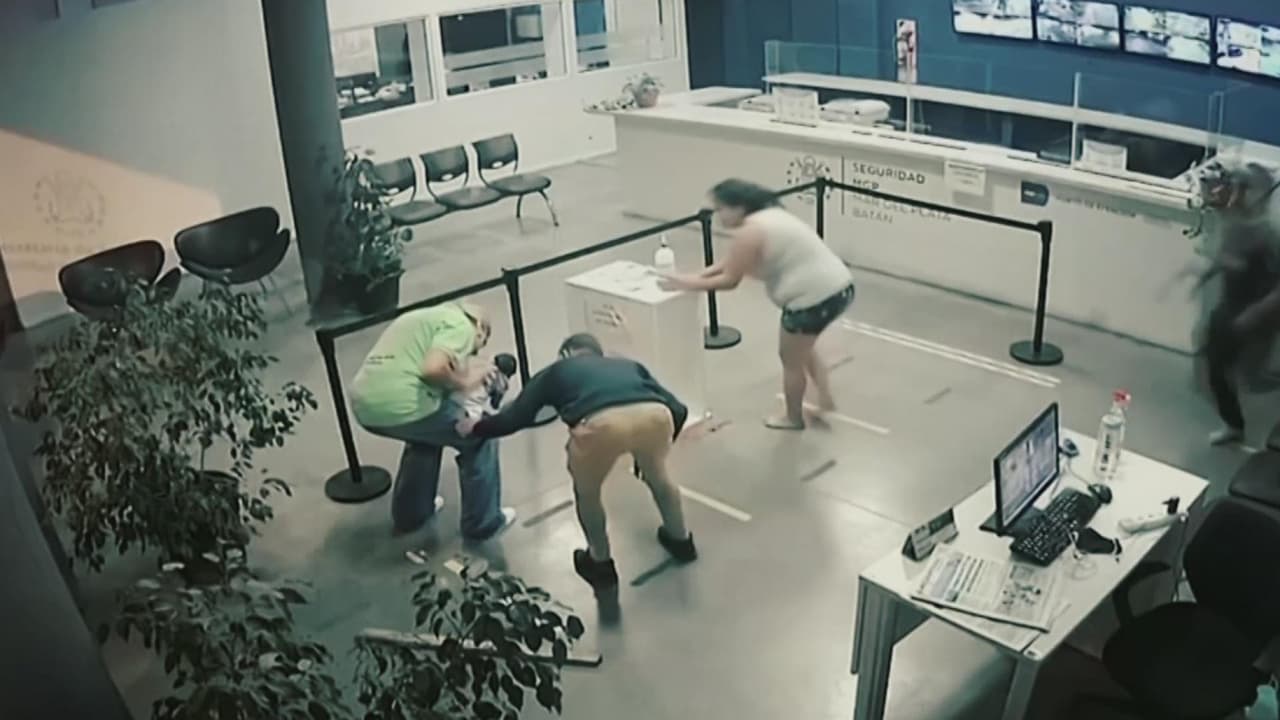 <b>Momentos de angustia: Enfermera salva de la muerte a un bebé de 17 días de nacido que no respiraba</b>
<br>
<br>En video quedó grabado el momento cuando la familia llega al hospital gritando por ayuda. La enfermera le practicó una técnica de reanimación y no desistió hasta que el menor respondió.
