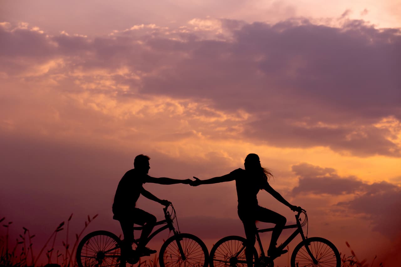 ¿Por qué nos enamoramos de una persona y no de otra? Cuatro teorías lo explican