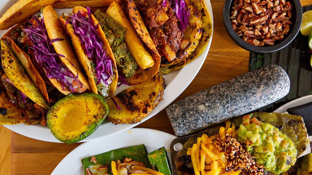 <b>Tumerico (Tucson)</b>
<br>
<b>Cocina mexicana vegana y vegetariana</b> de la chef Wendy García, originaria de México, se posiciona entre los 10 mejores del país en el 
<b>puesto ocho</b>, presenta diariamente nuevos antojitos frescos y saludables que se "roban el espectáculo".