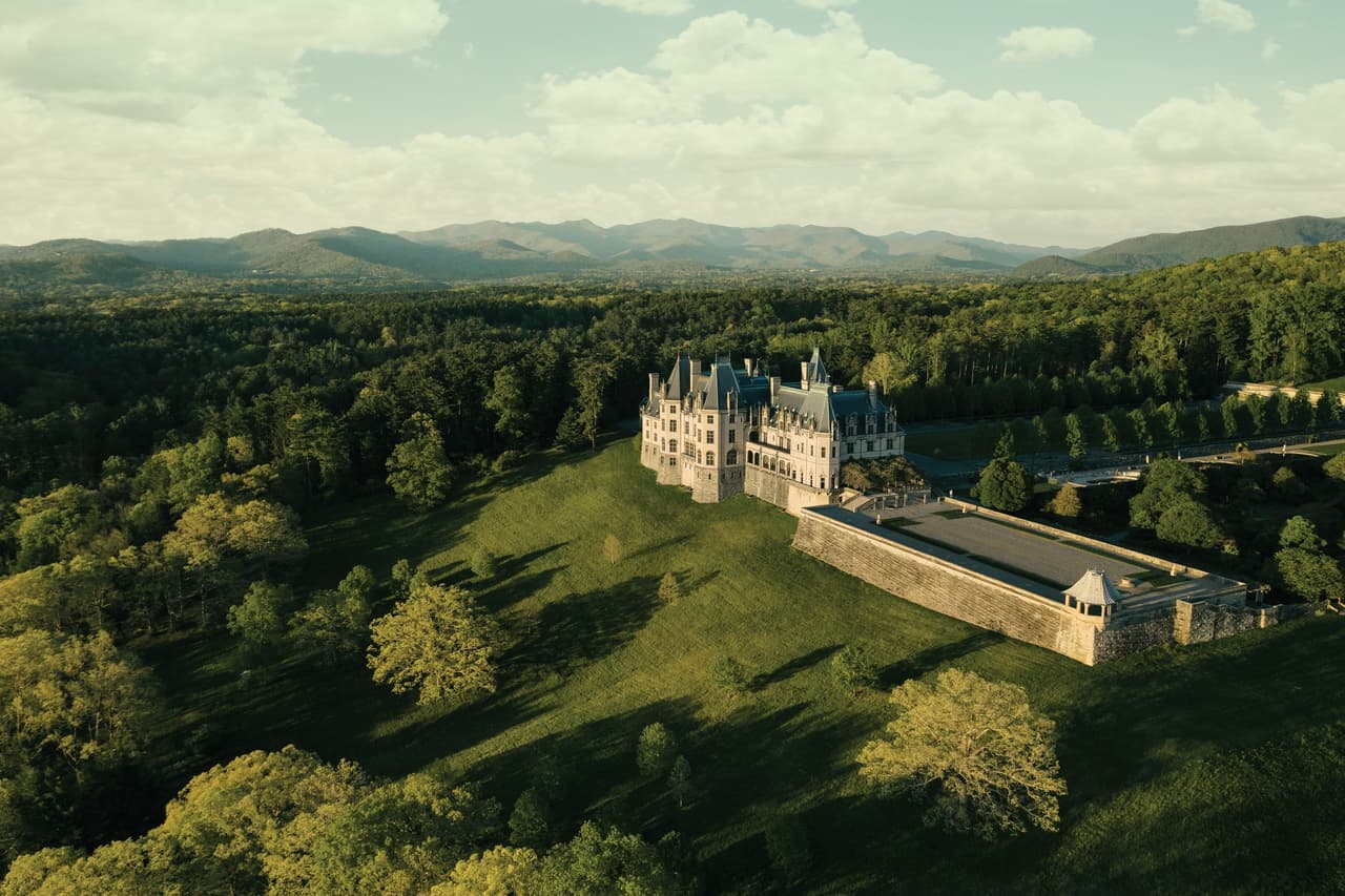 Ubicada en las pintorescas montañas Blue Ridge de Asheville, Carolina del Norte, Biltmore House es la casa privada más grande de los Estados Unidos y fue construida a partir de la visión de 
<b><a href="https://www.biltmore.com/blog/10-fast-facts-about-biltmore/#:~:text=Biltmore%20House%20was%20designed%20by,43%20bathrooms%2C%20and%2065%20fireplaces.">George W. Vanderbilt</a></b>.