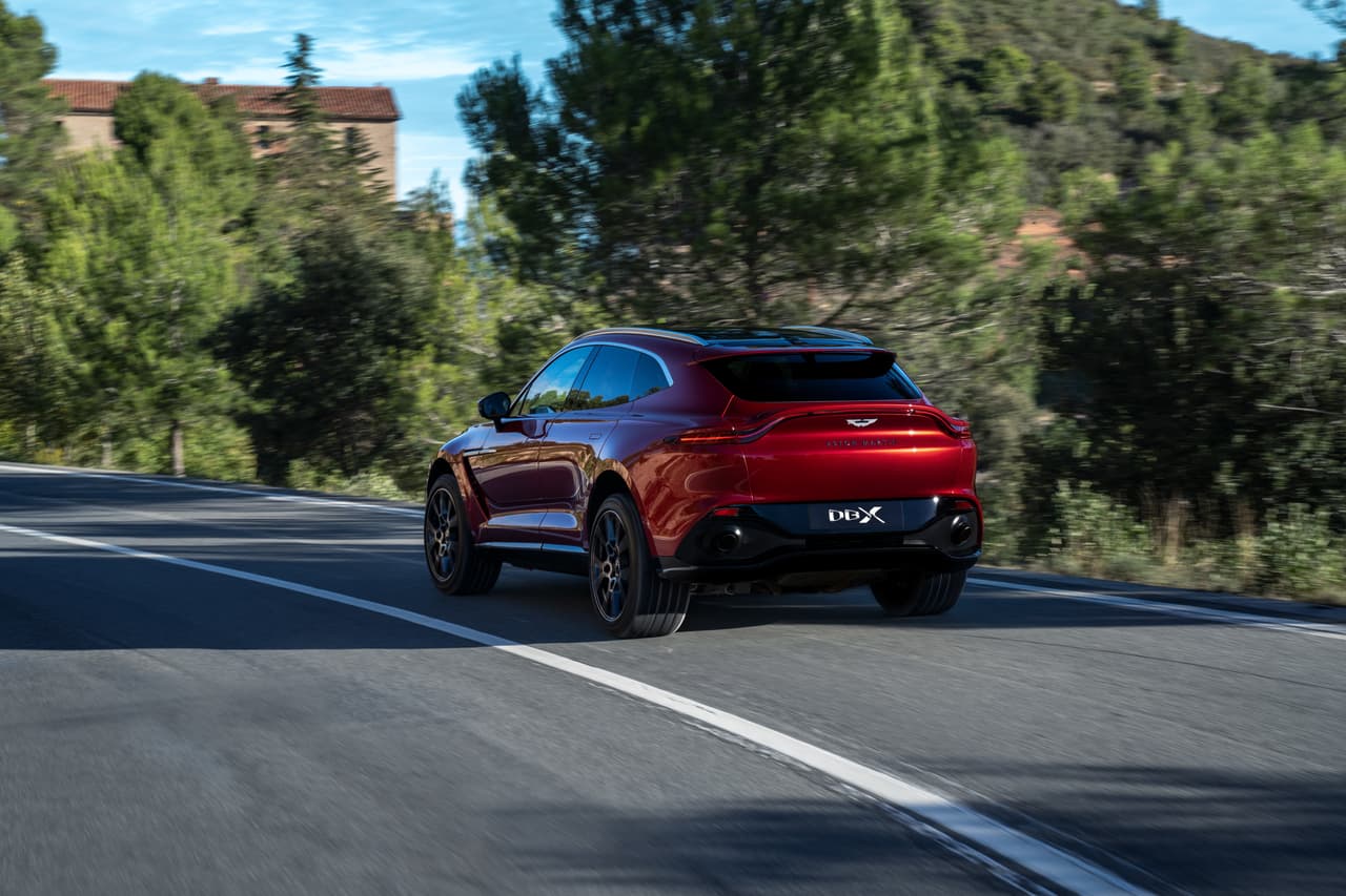 La Aston Martin DBX 2021 debuta en el Auto Show de Los Ángeles 2019.