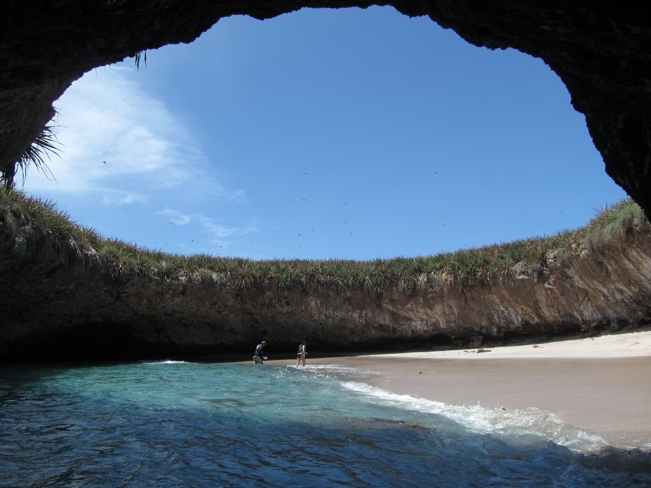 Esta playa en las islas Marietas, cerca a las costas de Nayarit, México, no parece otra cosa diferente al capricho de un escenógrafo de cine. Se le conoce como Playa escondida o Playa del amor, y sólo se llega a ella nadando a través de un túnel. En los años 90, el gobierno mexicano realizó pruebas de arsenal militar en la zona. La comunidad internacional, liderada por Jacques Costeau, se manifestó y detuvieron las pruebas. Hoy, las islas Marietas son un parque nacional.