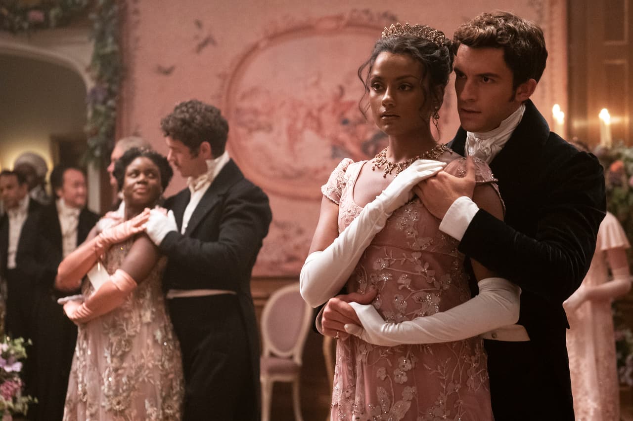 Simone Ashley como Kate Sharma y Jonathan Bailey como Anthony Bridgerton