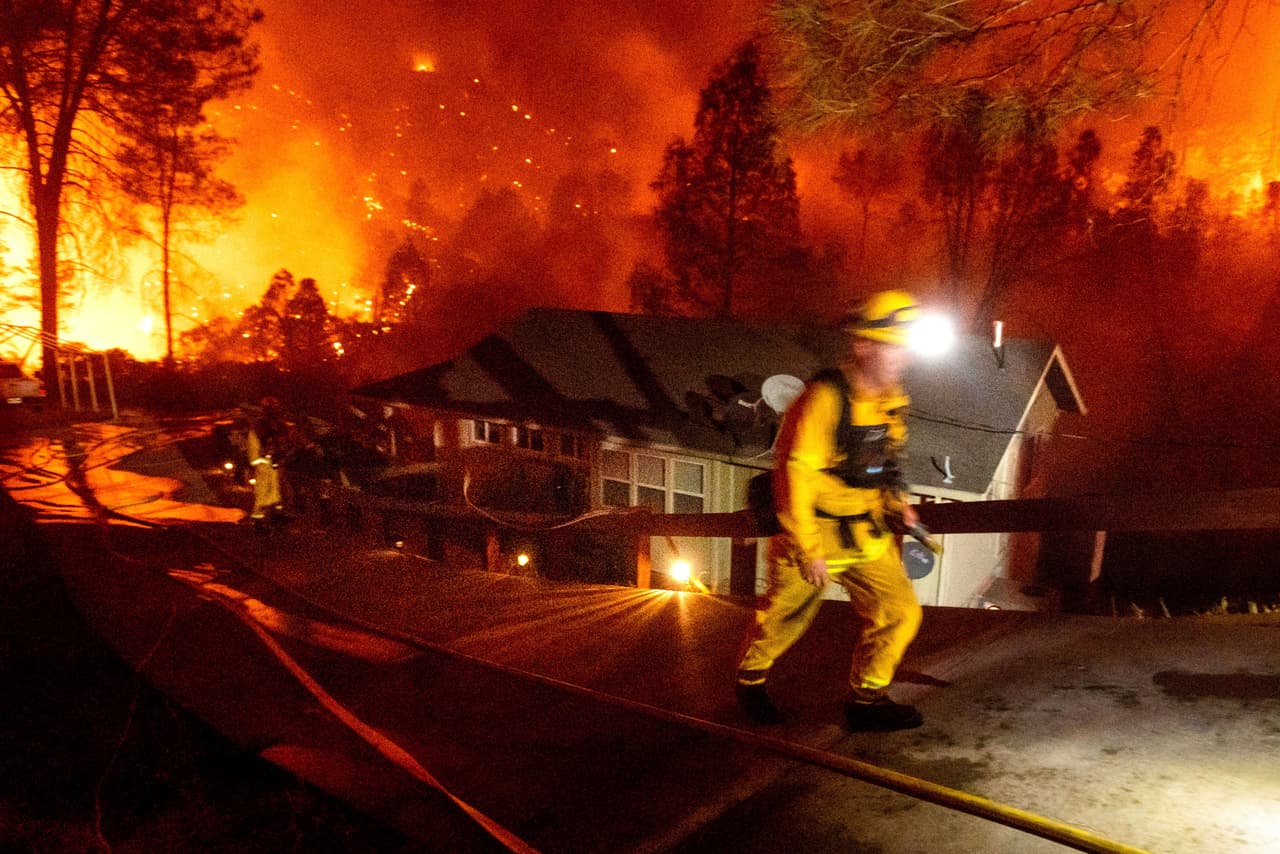 Más de 20 incendios que iniciaron de modo separado conforman el SCU Lightning Complex que se ha convertido en el tercero más grande de la historia del estado.